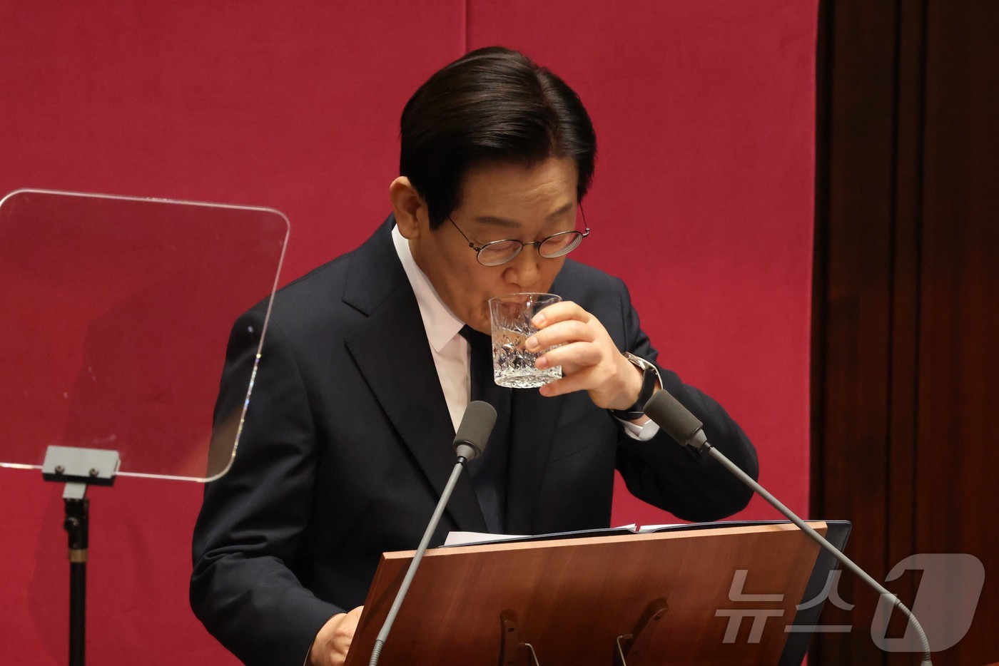 (서울=뉴스1) 국회사진기자단 = 이재명 대통령이 4일 서울 여의도 국회 본회의에서 내년도 정부 예산안에 대한 시정연설 중 물을 마시고 있다. 2025.11.4/뉴스1