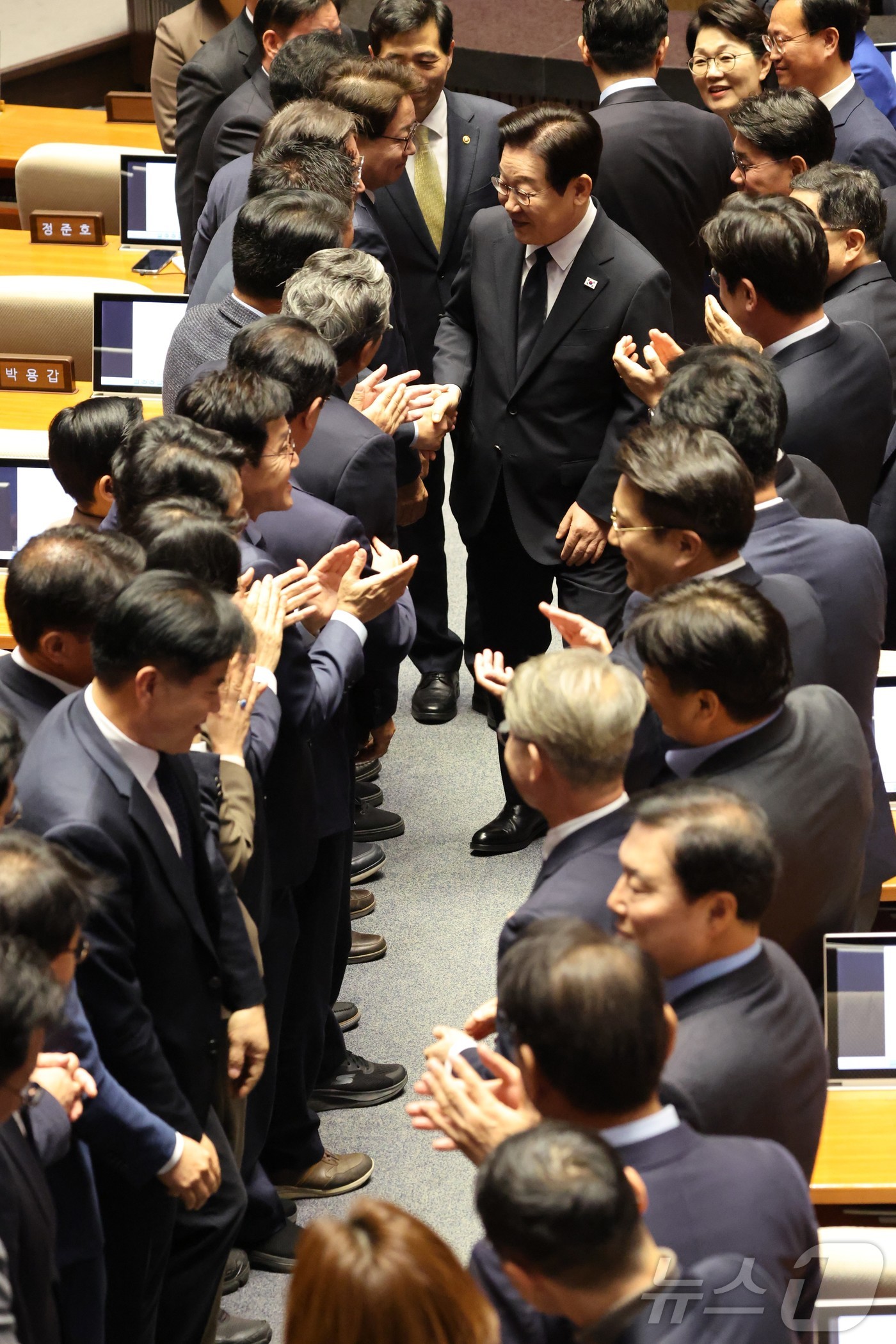 (서울=뉴스1) 국회사진기자단 = 이재명 대통령이 4일 서울 여의도 국회 본회의에서 내년도 정부 예산안에 대한 시정연설을 마치고 의원들의 박수를 받으며 퇴장하고 있다. 2025.1 …