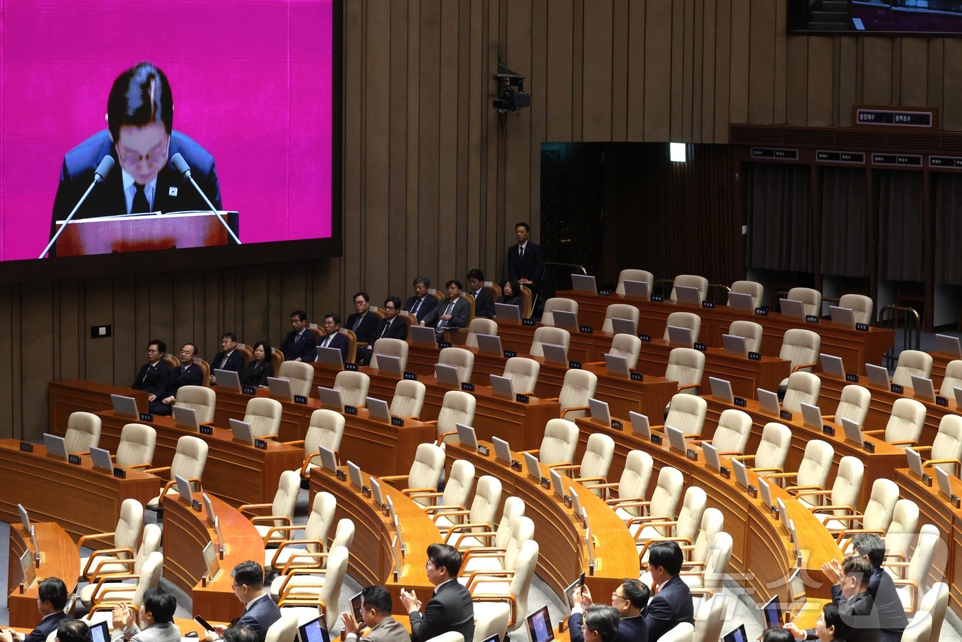 (서울=뉴스1) 국회사진기자단 = 이재명 대통령이 4일 서울 여의도 국회 본회의에서 내년도 정부 예산안에 대한 시정연설을 하고 있다. 국민의힘 의원들은 모두 불참해 자리가 비어 있 …