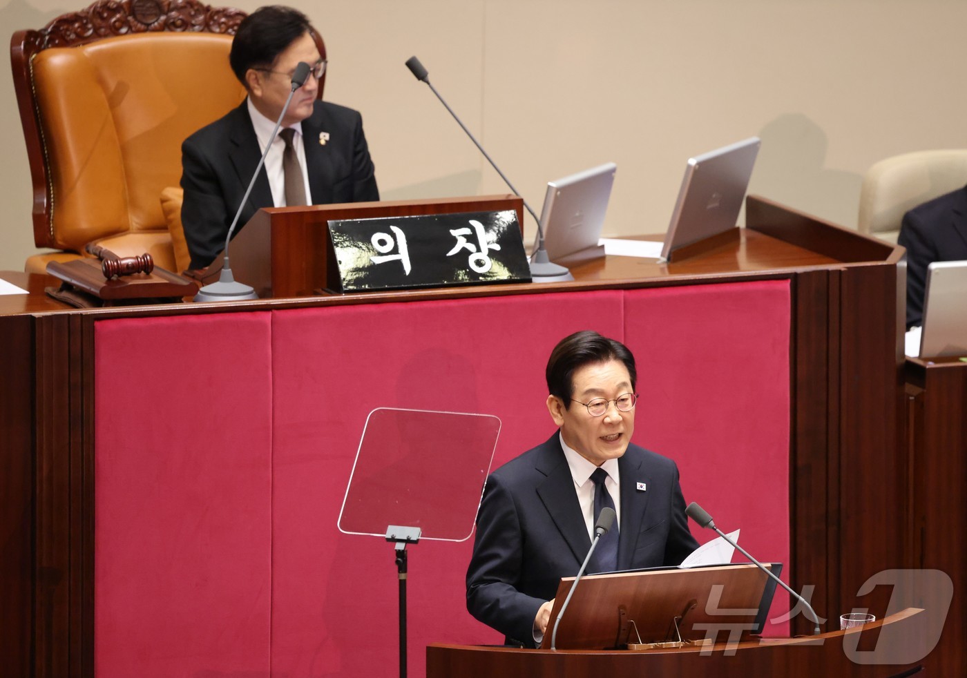 (서울=뉴스1) 국회사진기자단 = 이재명 대통령이 4일 서울 여의도 국회 본회의에서 내년도 정부 예산안에 대한 시정연설하고 있다. 2025.11.4/뉴스1