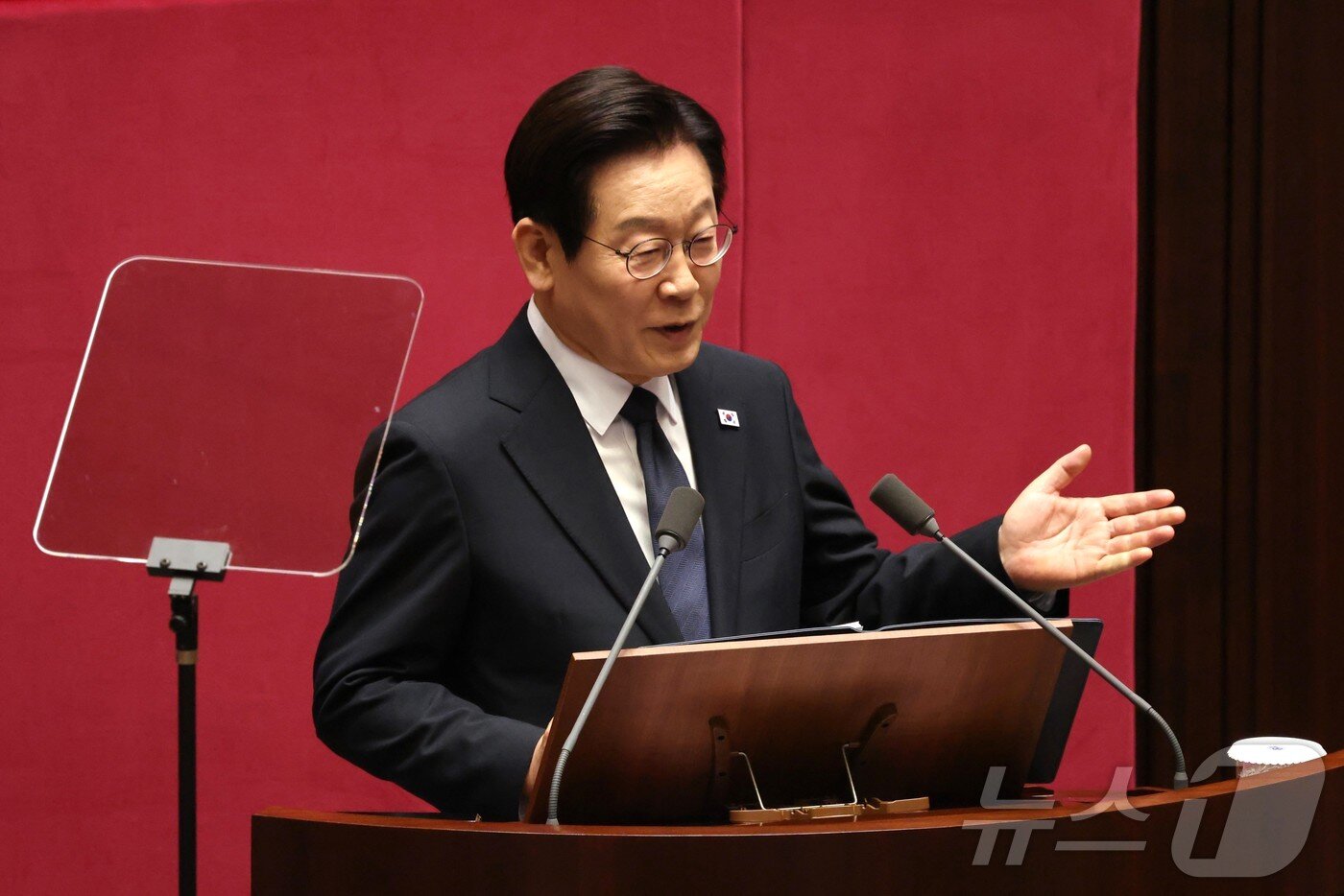 본문 이미지 - 이재명 대통령이 4일 서울 여의도 국회 본회의에서 내년도 정부 예산안에 대한 시정연설에서 불참한 야당 의원석을 가리키고 있다. 2025.11.4/뉴스1 ⓒ News1 국회사진기자단