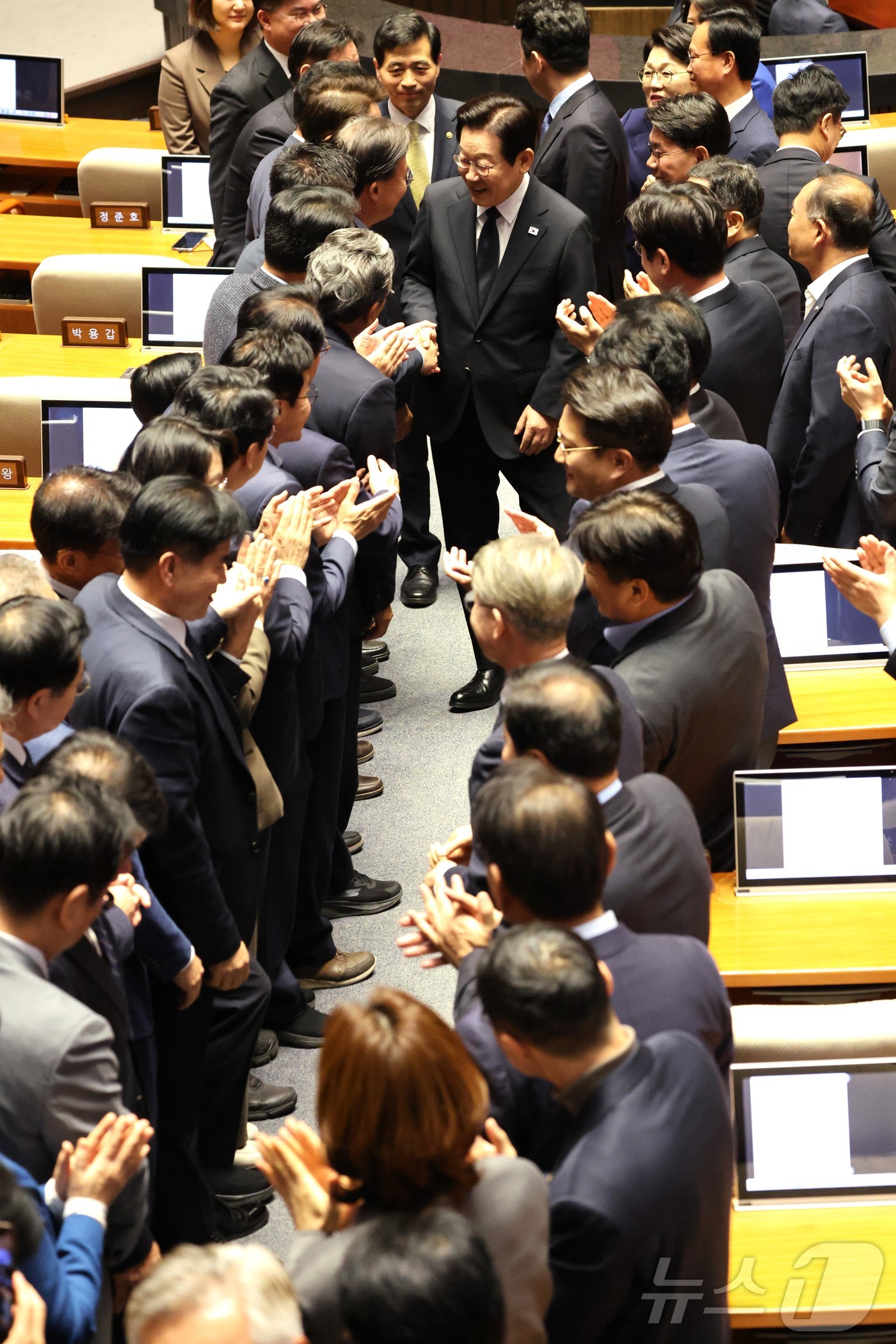 (서울=뉴스1) 국회사진기자단 = 이재명 대통령이 4일 서울 여의도 국회 본회의에서 내년도 정부 예산안에 대한 시정연설을 마치고 의원들의 박수를 받으며 퇴장하고 있다. 2025.1 …