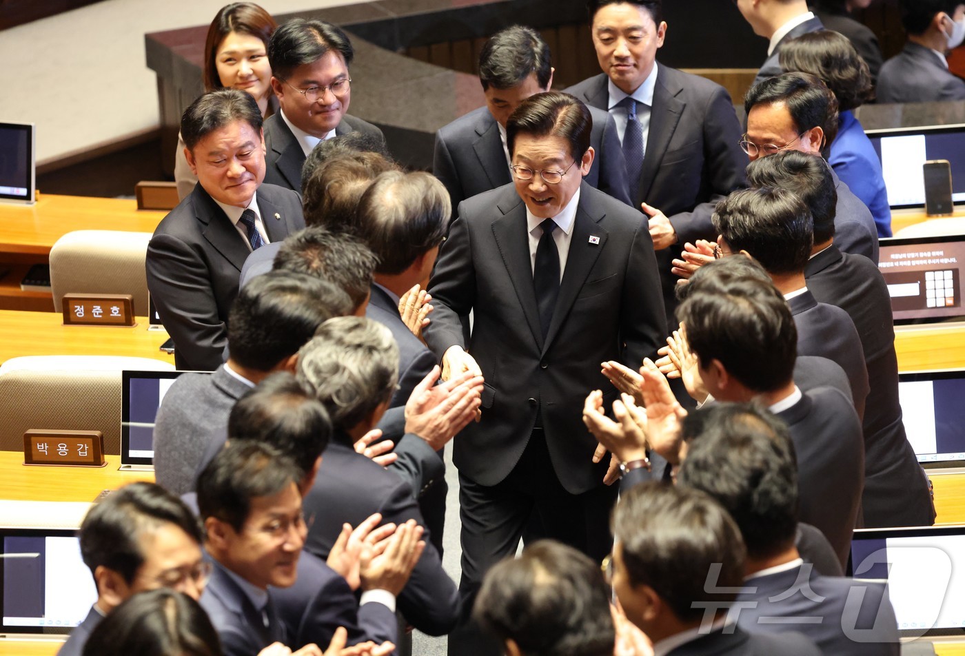 (서울=뉴스1) 국회사진기자단 = 이재명 대통령이 4일 서울 여의도 국회 본회의에서 내년도 정부 예산안에 대한 시정연설을 마치고 의원들의 박수를 받으며 퇴장하고 있다. 2025.1 …