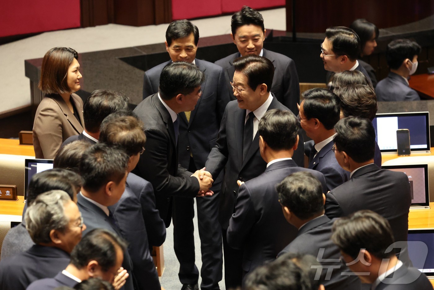 (서울=뉴스1) 국회사진기자단 = 이재명 대통령이 4일 서울 여의도 국회 본회의에서 내년도 정부 예산안에 대한 시정연설을 마치고 의원들의 박수를 받으며 퇴장하고 있다. 2025.1 …