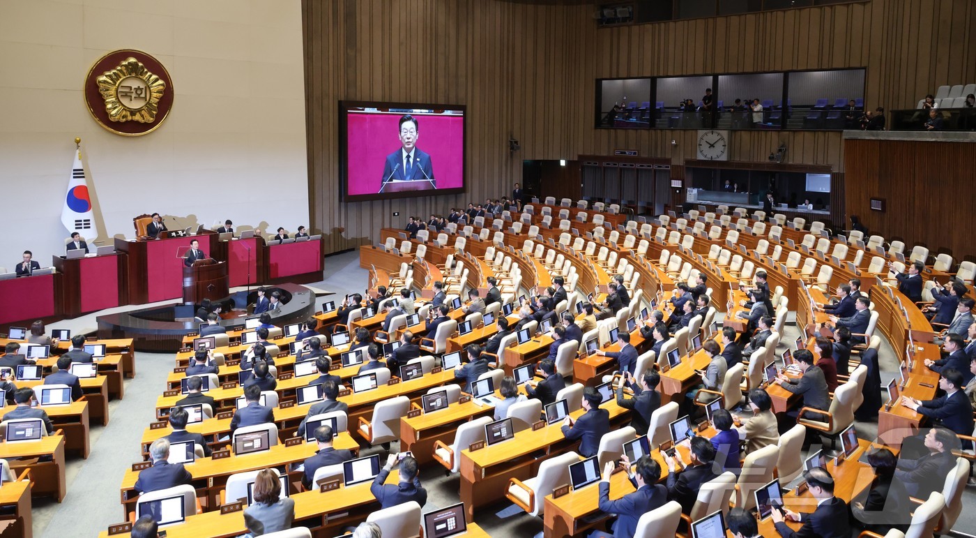 (서울=뉴스1) 국회사진기자단 = 이재명 대통령이 4일 서울 여의도 국회 본회의에서 내년도 정부 예산안에 대한 시정연설하고 있다. 국민의힘 의원들은 모두 불참해 자리가 비어 있다. …