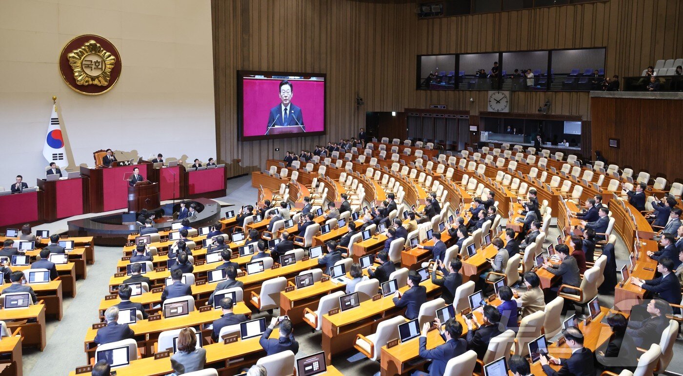 본문 이미지 - 이재명 대통령이 4일 서울 여의도 국회 본회의에서 내년도 정부 예산안에 대한 시정연설하고 있다. 국민의힘 의원들은 모두 불참해 자리가 비어 있다. 2025.11.4/뉴스1 ⓒ News1 국회사진기자단