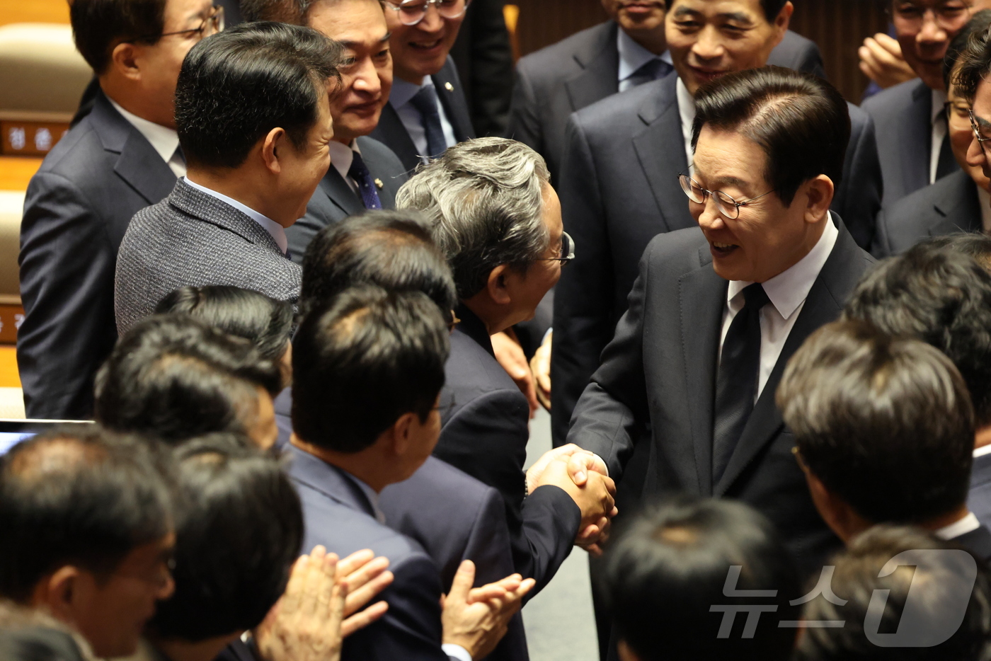 (서울=뉴스1) 국회사진기자단 = 이재명 대통령이 4일 서울 여의도 국회 본회의에서 내년도 정부 예산안에 대한 시정연설을 마치고 의원들의 박수를 받으며 퇴장하고 있다. 2025.1 …