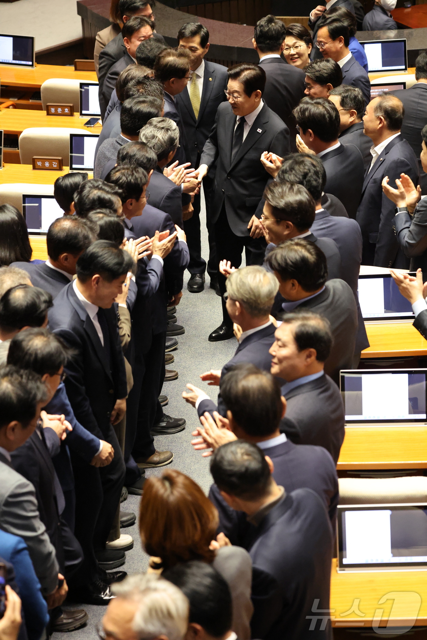 (서울=뉴스1) 국회사진기자단 = 이재명 대통령이 4일 서울 여의도 국회 본회의에서 내년도 정부 예산안에 대한 시정연설을 마치고 의원들의 박수를 받으며 퇴장하고 있다. 2025.1 …