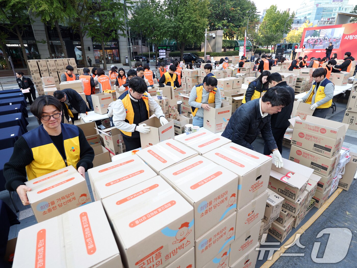 본문 이미지 - 4일 오전 서울 청계광장에서 열린 &#39;2025 굿피플 사랑의 희망박스 박싱데이&#39;에서 봉사자들이 식료품 16종을 상자에 담고 있다.  2025.11.4/뉴스1 ⓒ News1 황기선 기자