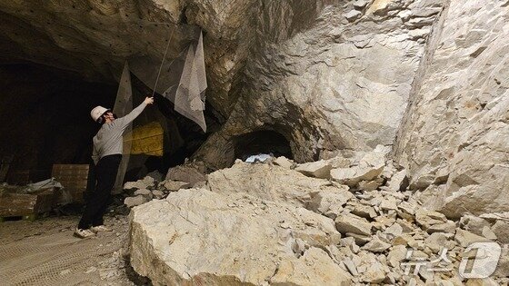 본문 이미지 -  충주 활옥동굴 벽면 붕괴 모습.&#40;자료사진&#41;/뉴스1