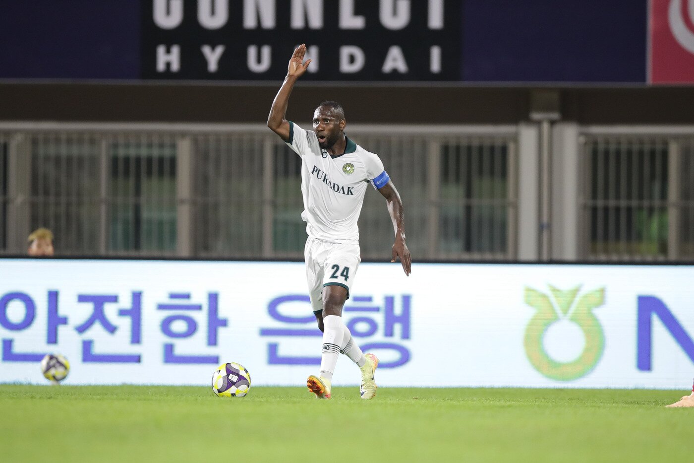 본문 이미지 - 해트트릭을 기록한 김포 루이스가 K리그2 최우수선수로 뽑혔다. (한국프로축구연맹 제공)