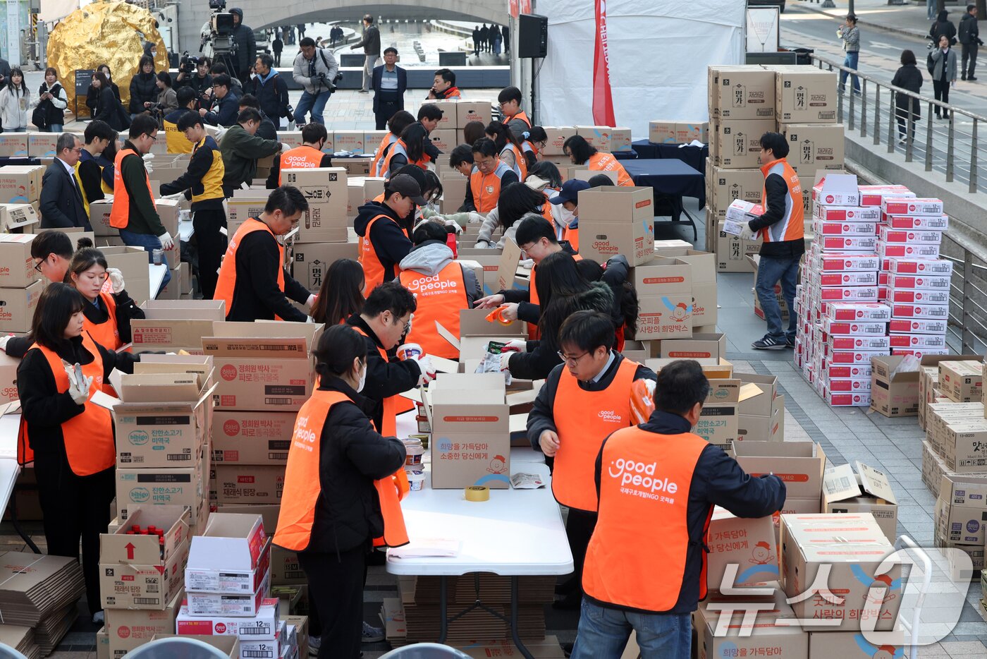본문 이미지 - 4일 오전 서울 청계광장에서 열린 &#39;2025 굿피플 사랑의 희망박스 박싱데이&#39;에서 봉사자들이 식료품 16종을 상자에 담고 있다. 2025.11.4/뉴스1 ⓒ News1 황기선 기자