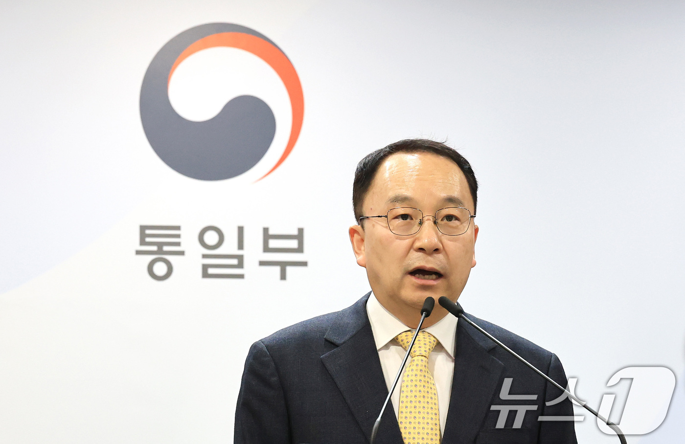 (서울=뉴스1) 임세영 기자 = 구병삼 통일부 대변인이 4일 서울 종로구 정부서울청사 브리핑실에서 북한 김영남 전 최고인민회의 상임위원장 사망 관련 정동영 통일부 장관 명의의 조의 …