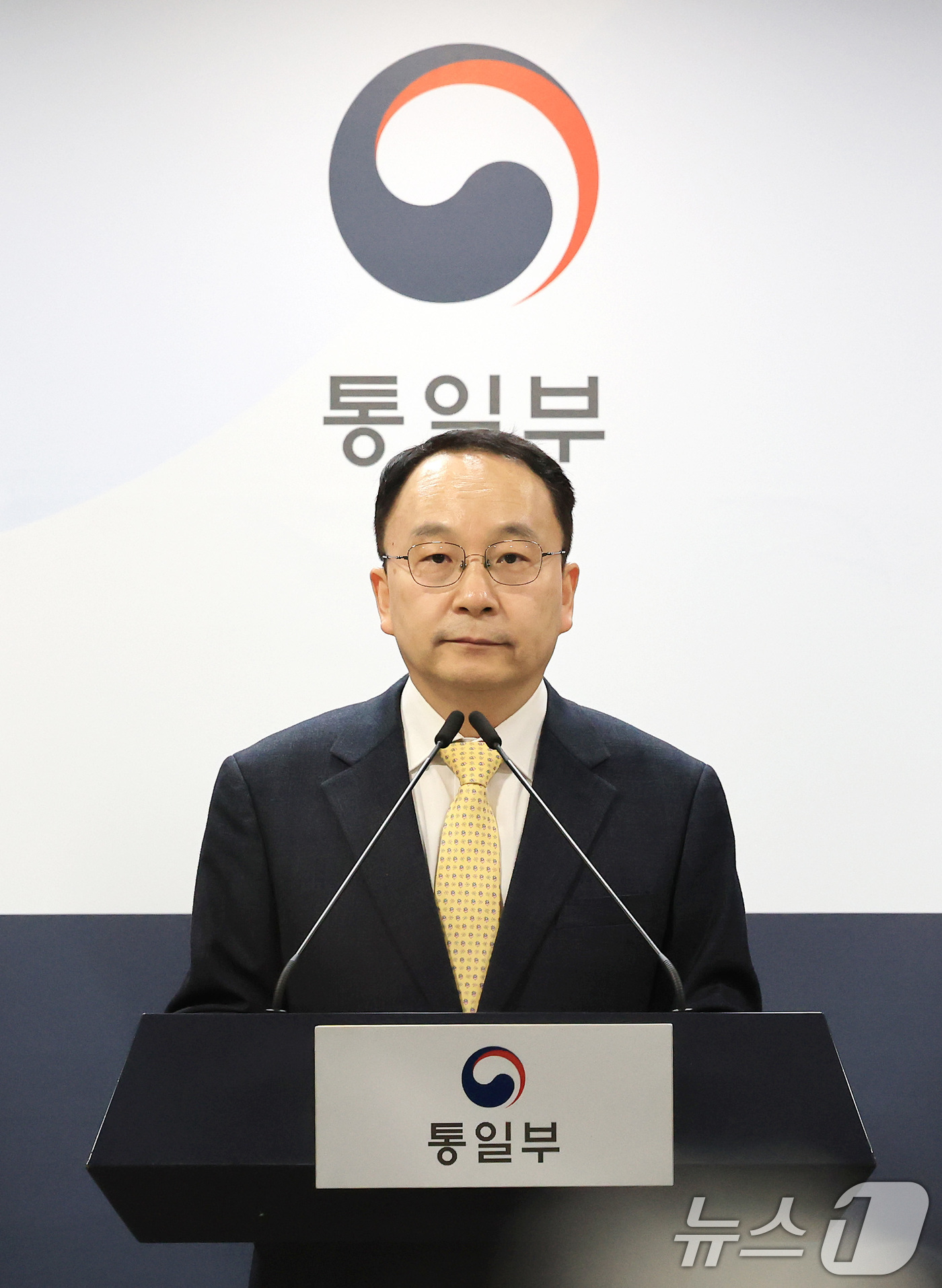 (서울=뉴스1) 임세영 기자 = 구병삼 통일부 대변인이 4일 서울 종로구 정부서울청사 브리핑실에서 북한 김영남 전 최고인민회의 상임위원장 사망 관련 정동영 통일부 장관 명의의 조의 …