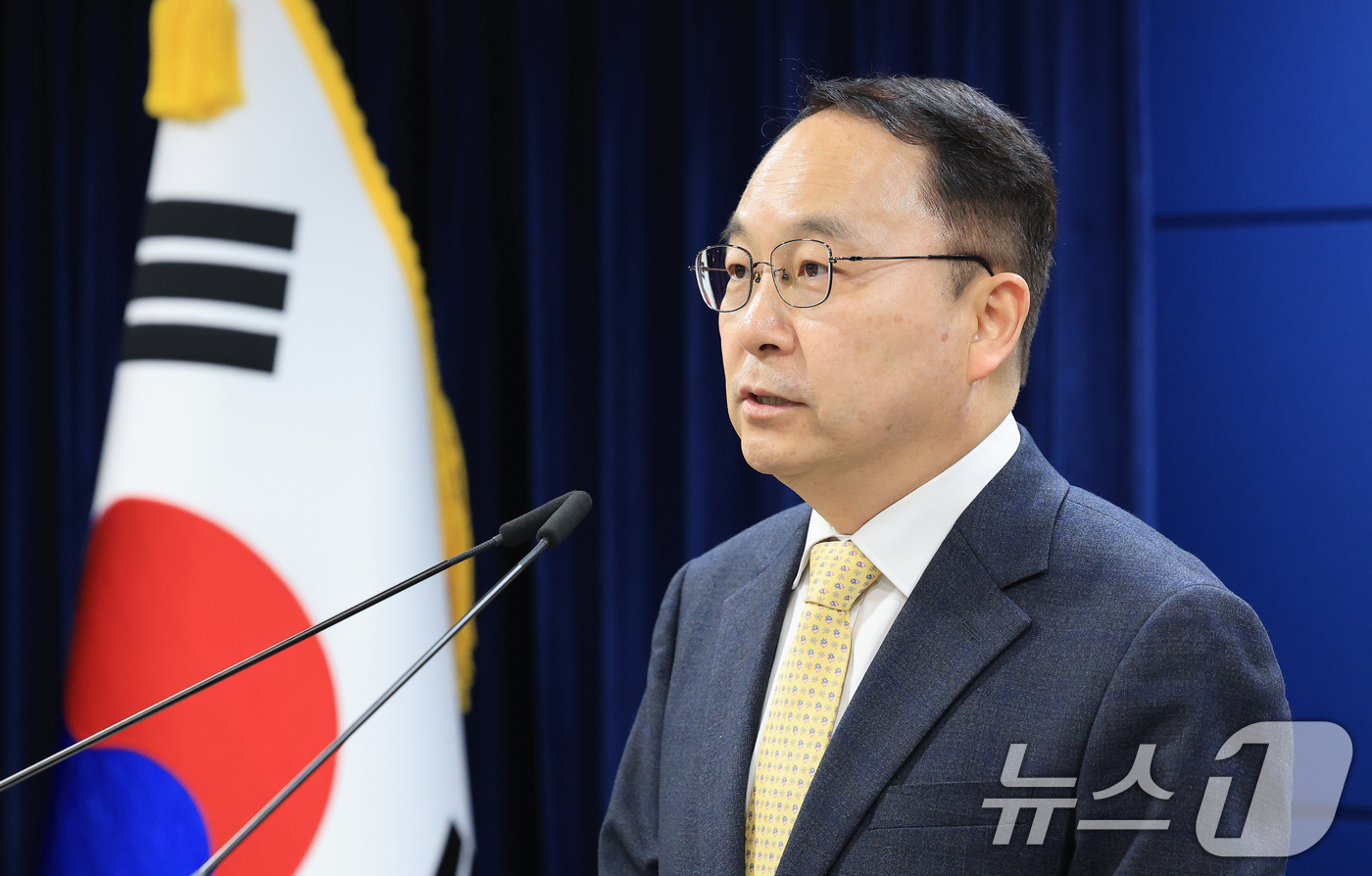 (서울=뉴스1) 임세영 기자 = 구병삼 통일부 대변인이 4일 서울 종로구 정부서울청사 브리핑실에서 북한 김영남 전 최고인민회의 상임위원장 사망 관련 정동영 통일부 장관 명의의 조의 …