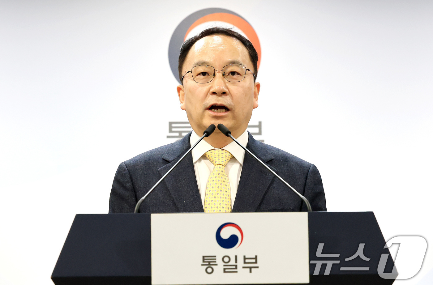 (서울=뉴스1) 임세영 기자 = 구병삼 통일부 대변인이 4일 서울 종로구 정부서울청사 브리핑실에서 북한 김영남 전 최고인민회의 상임위원장 사망 관련 정동영 통일부 장관 명의의 조의 …