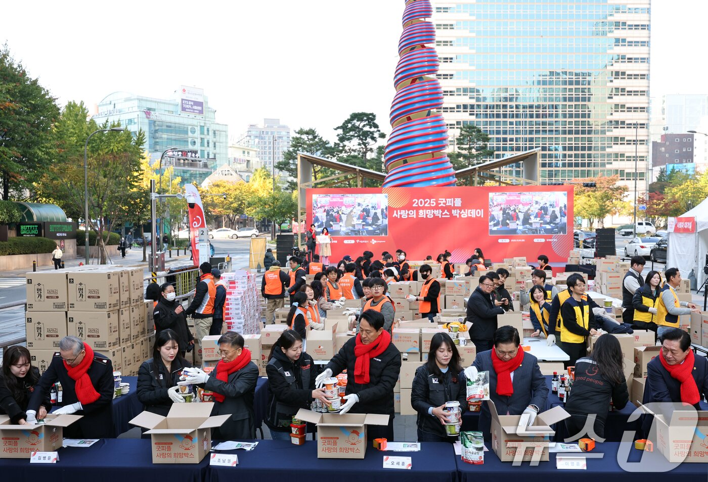 본문 이미지 - 오세훈 서울시장이 4일 오전 서울 청계광장에서 열린 &#39;2025 굿피플 사랑의 희망박스 박싱데이&#39;에서 봉사자들과 함께 식료품 16종을 상자에 담고 있다. 2025.11.4/뉴스1 ⓒ News1 황기선 기자
