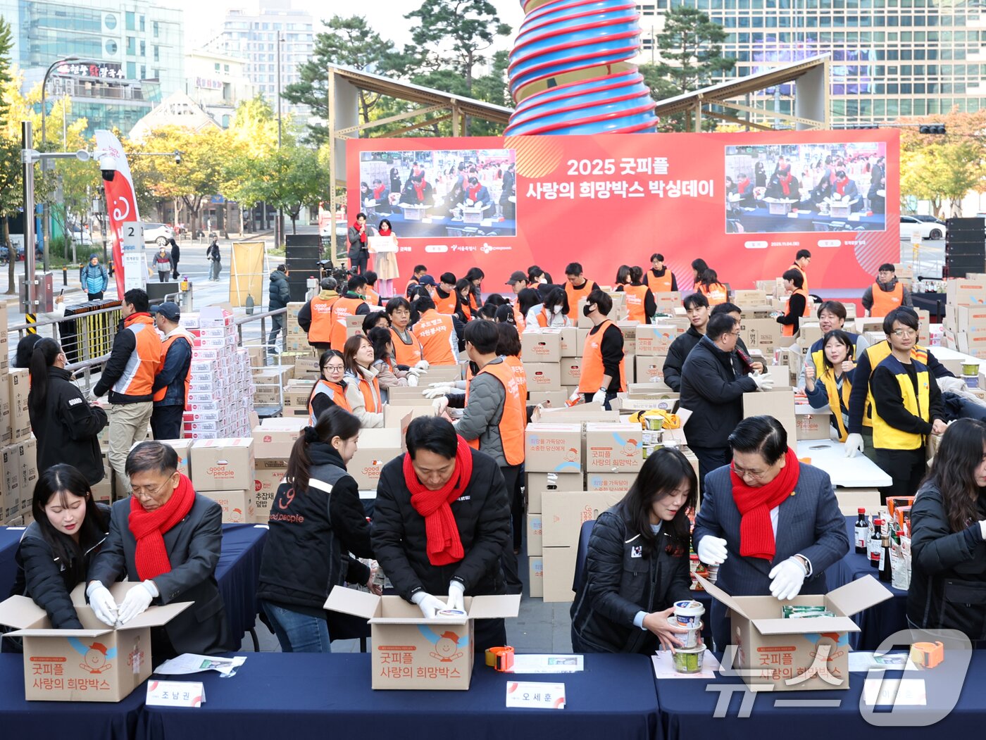 본문 이미지 - 오세훈 서울시장이 4일 오전 서울 청계광장에서 열린 &#39;2025 굿피플 사랑의 희망박스 박싱데이&#39;에서 봉사자들과 함께 식료품 16종을 상자에 담고 있다.  2025.11.4/뉴스1 ⓒ News1 황기선 기자