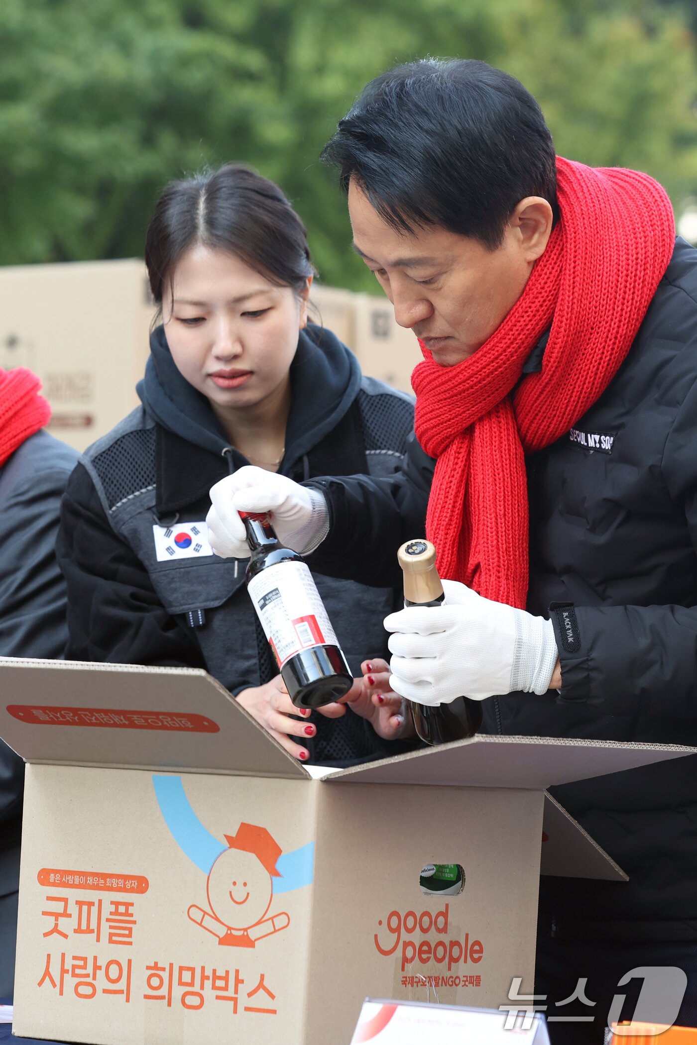 본문 이미지 - 오세훈 서울시장이 4일 오전 서울 청계광장에서 열린 &#39;2025 굿피플 사랑의 희망박스 박싱데이&#39;에서 봉사자들과 함께 식료품 16종을 상자에 담고 있다. 2025.11.4/뉴스1 ⓒ News1 황기선 기자