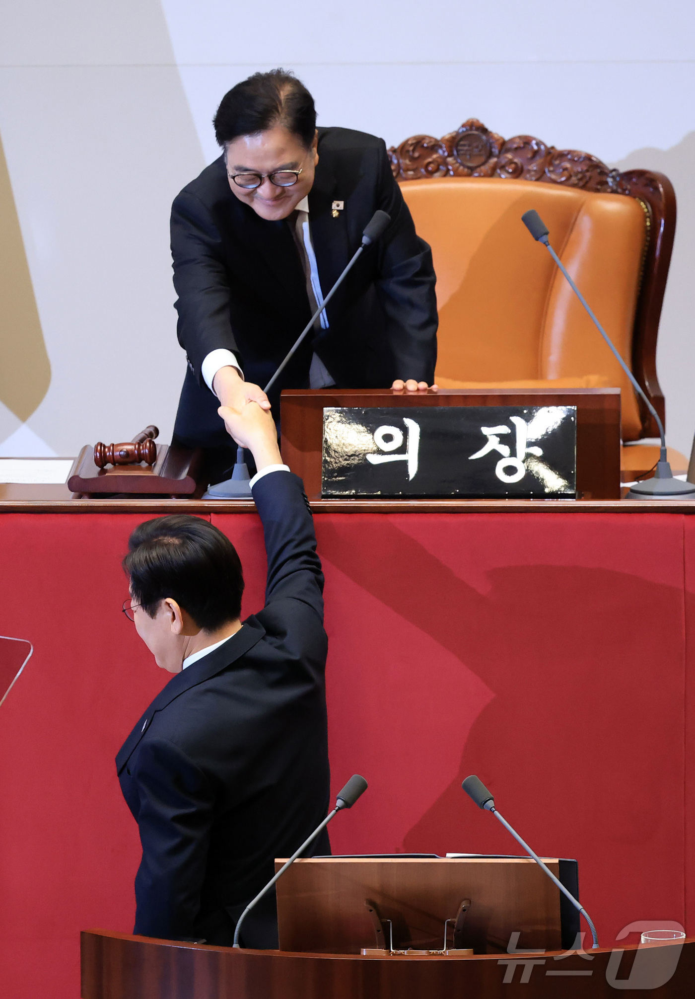 (서울=뉴스1) 국회사진기자단 = 이재명 대통령이 4일 오전 국회 본회의장에서 2026년도 예산안 및 기금운용계획안에 대한 시정연설을 마치고 우원식 국회의장과 악수를 하고 있다. …