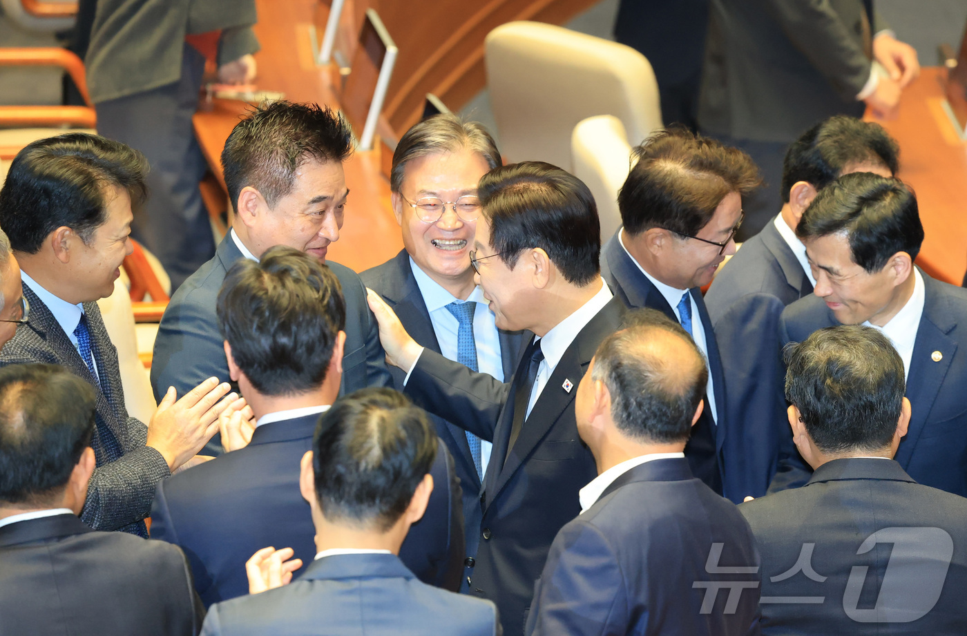 (서울=뉴스1) 국회사진기자단 = 이재명 대통령이 4일 오전 국회 본회의장에서 2026년도 예산안 및 기금운용계획안에 대한 시정연설을 마치고 무소속 최혁진 의원과 인사를 하고 있다 …