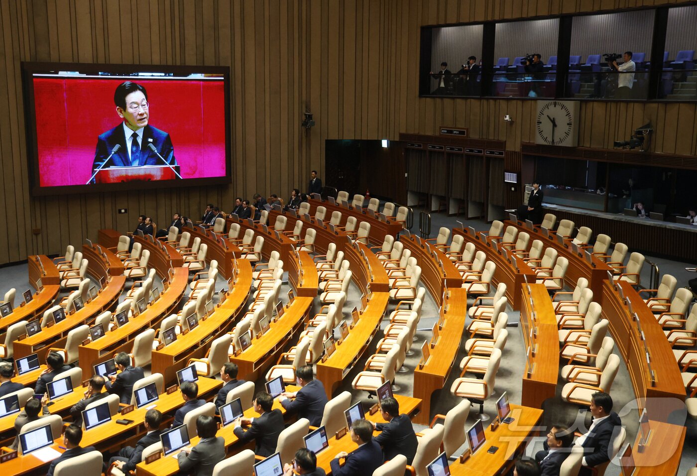 본문 이미지 - 이재명 대통령이 4일 서울 여의도 국회 본회의장에서 2026년도 예산안 및 기금운용계획안에 대한 시정연설을 하고 있다. 2025.11.4/뉴스1 ⓒ News1 국회사진기자단