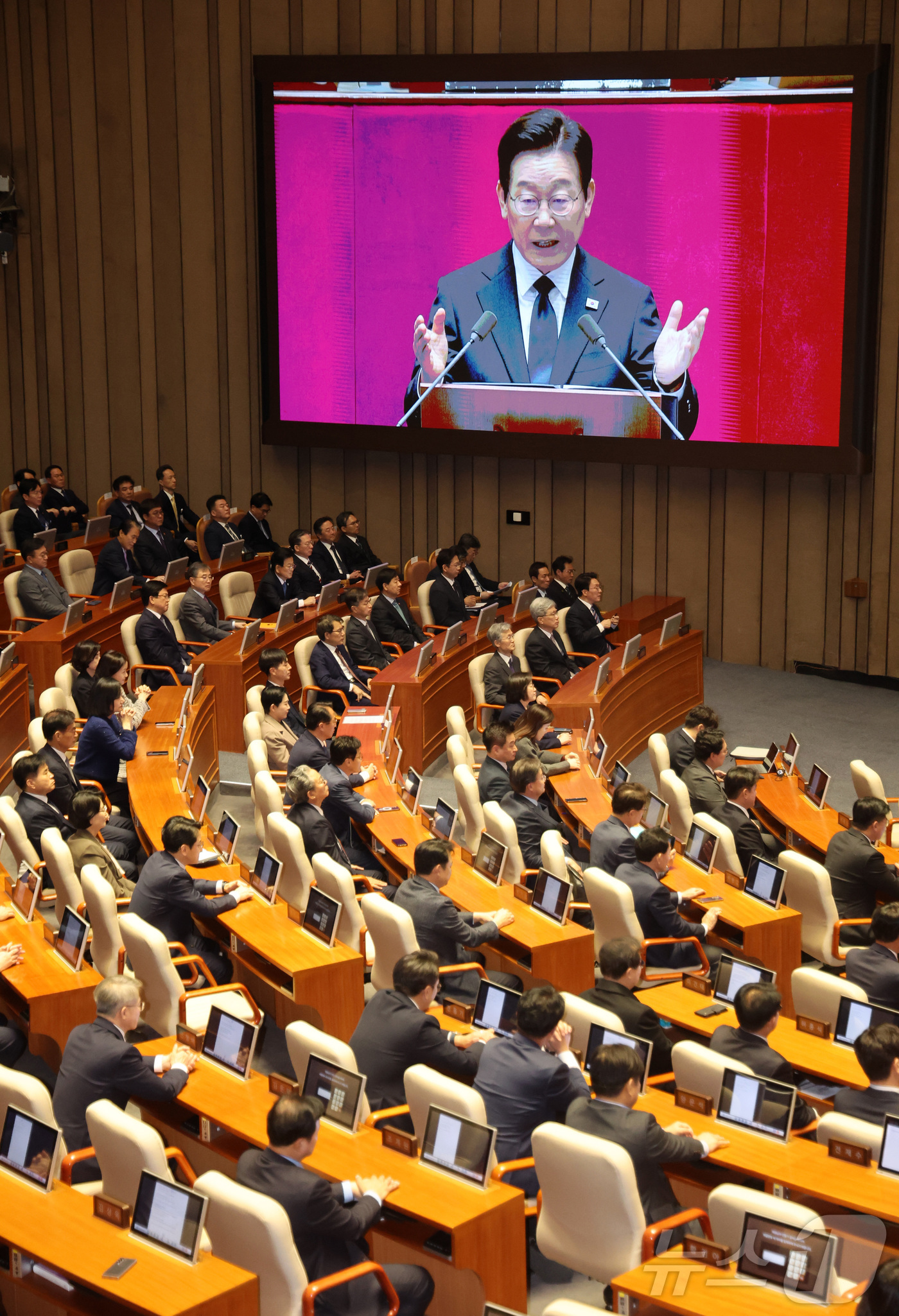 (서울=뉴스1) 국회사진기자단 = 이재명 대통령이 4일 서울 여의도 국회 본회의장에서 2026년도 예산안 및 기금운용계획안에 대한 시정연설을 하고 있다. 2025.11.4/뉴스1