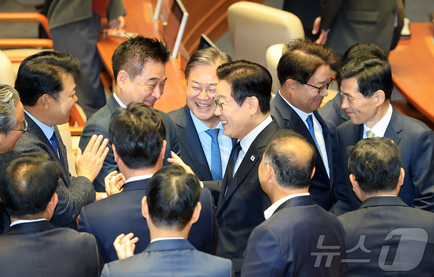 (서울=뉴스1) 국회사진기자단 = 이재명 대통령이 4일 오전 국회 본회의장에서 2026년도 예산안 및 기금운용계획안에 대한 시정연설을 마치고 무소속 최혁진 의원과 인사를 하고 있다 …