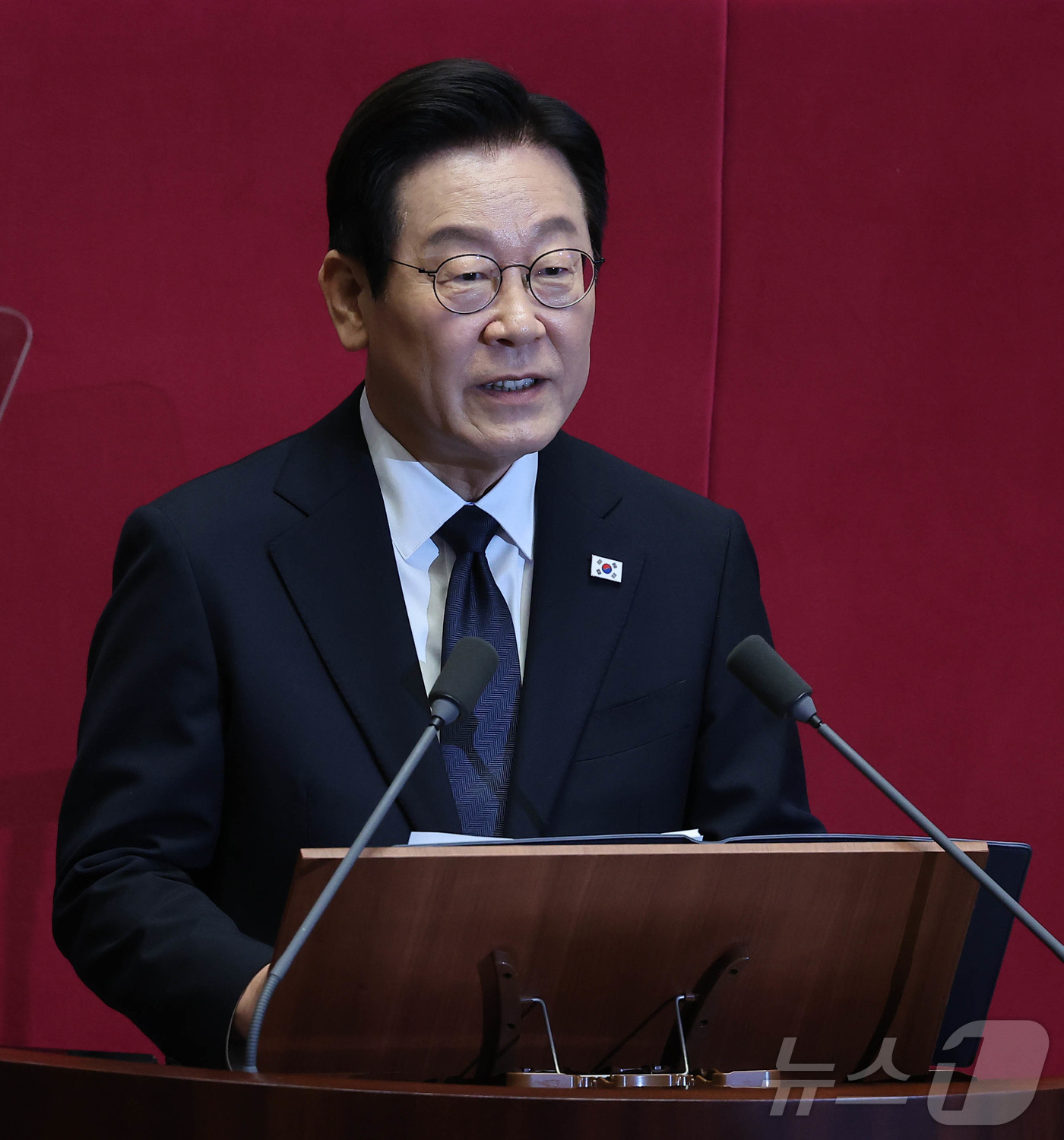 (서울=뉴스1) 국회사진기자단 = 이재명 대통령이 4일 서울 여의도 국회 본회의장에서 2026년도 예산안 및 기금운용계획안에 대한 시정연설을 하고 있다. 2025.11.4/뉴스1