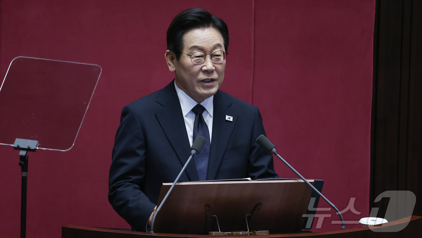 (서울=뉴스1) 국회사진기자단 = 이재명 대통령이 4일 서울 여의도 국회 본회의장에서 2026년도 예산안 및 기금운용계획안에 대한 시정연설을 하고 있다. 2025.11.4/뉴스1