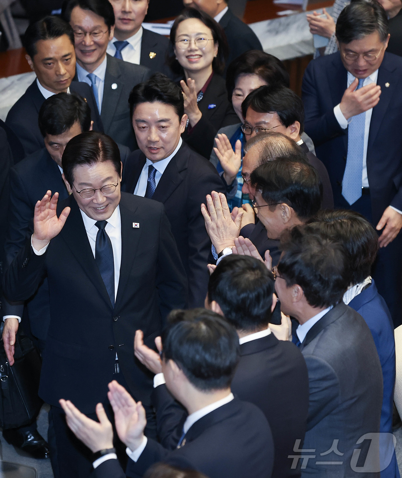 (서울=뉴스1) 국회사진기자단 = 이재명 대통령이 4일 오전 국회 본회의장에서 내년도 예산안 관련 시정연설을 마치고 의원들의 박수를 받으며 이동하고 있다.  2025.11.4/뉴스 …