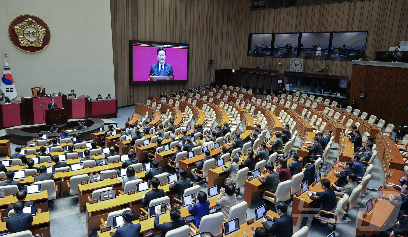 (서울=뉴스1) 국회사진기자단 = 이재명 대통령이 4일 오전 국회 본회의장에서 열린 제11차 본회의에서 내년도 예산안 관련 시정연설을 하고 있다. 20251104 2025.11.4 …