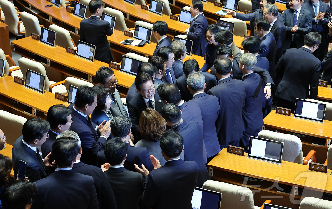 (서울=뉴스1) 국회사진기자단 = 이재명 대통령이 4일 오전 국회 본회의장에서 내년도 예산안 관련 시정연설을 마치고 의원들과 인사하고 있다.  2025.11.4/뉴스1