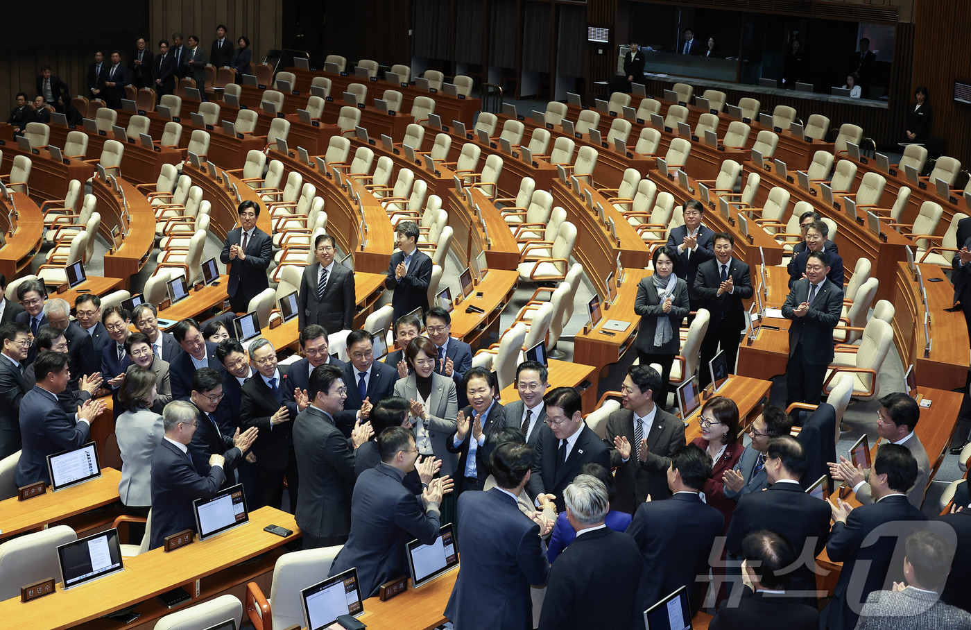 (서울=뉴스1) 국회사진기자단 = 이재명 대통령이 4일 오전 국회 본회의장에서 더불어민주당 의원들의 박수를 받으며 내년도 예산안 관련 시정연설을 하기 위해 본회의장으로 들어오고 있 …