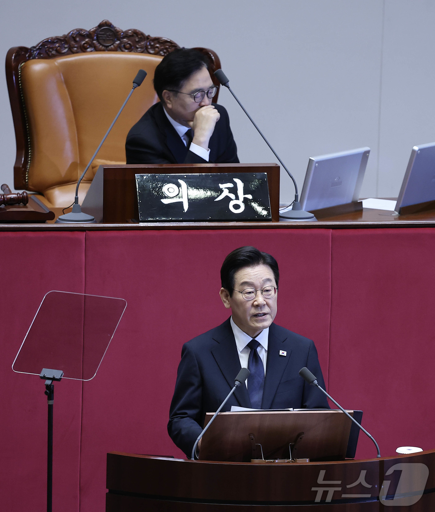 (서울=뉴스1) 국회사진기자단 = 이재명 대통령이 4일 오전 국회 본회의장에서 열린 제11차 본회의에서 내년도 예산안 관련 시정연설을 하고 있다.  2025.11.4/뉴스1