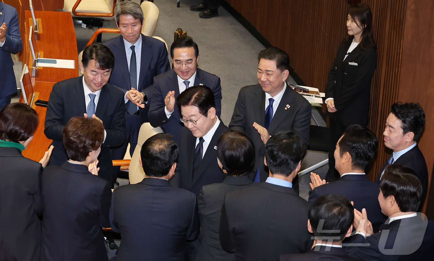 (서울=뉴스1) 국회사진기자단 = 이재명 대통령이 4일 오전 국회 본회의장에서 내년도 예산안 관련 시정연설을 하기 위해 본회의장으로 들어오고 있다. 2025.11.4/뉴스1