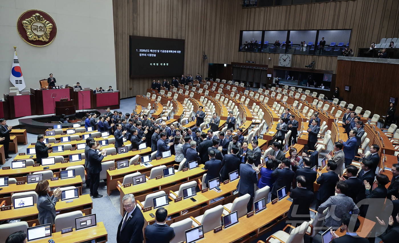 (서울=뉴스1) 국회사진기자단 = 이재명 대통령이 4일 오전 국회 본회의장에서 더불어민주당 의원들의 박수를 받으며 내년도 예산안 관련 시정연설을 하기 위해 본회의장으로 들어오고 있 …