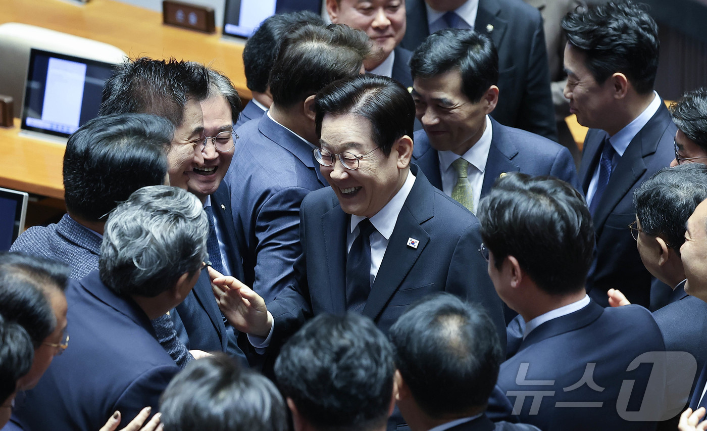 (서울=뉴스1) 국회사진기자단 = 이재명 대통령이 4일 오전 국회 본회의장에서 내년도 예산안 관련 시정연설을 마치고 의원들과 인사하고 있다. 2025.11.4/뉴스1