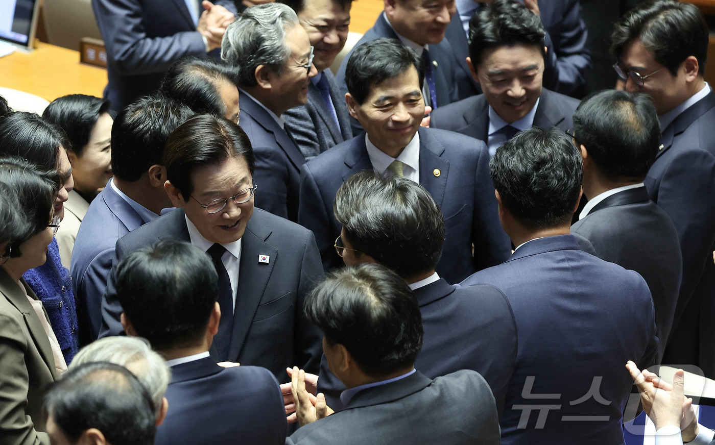 (서울=뉴스1) 국회사진기자단 = 이재명 대통령이 4일 오전 국회 본회의장에서 내년도 예산안 관련 시정연설을 마치고 의원들과 인사하고 있다. 2025.11.4/뉴스1