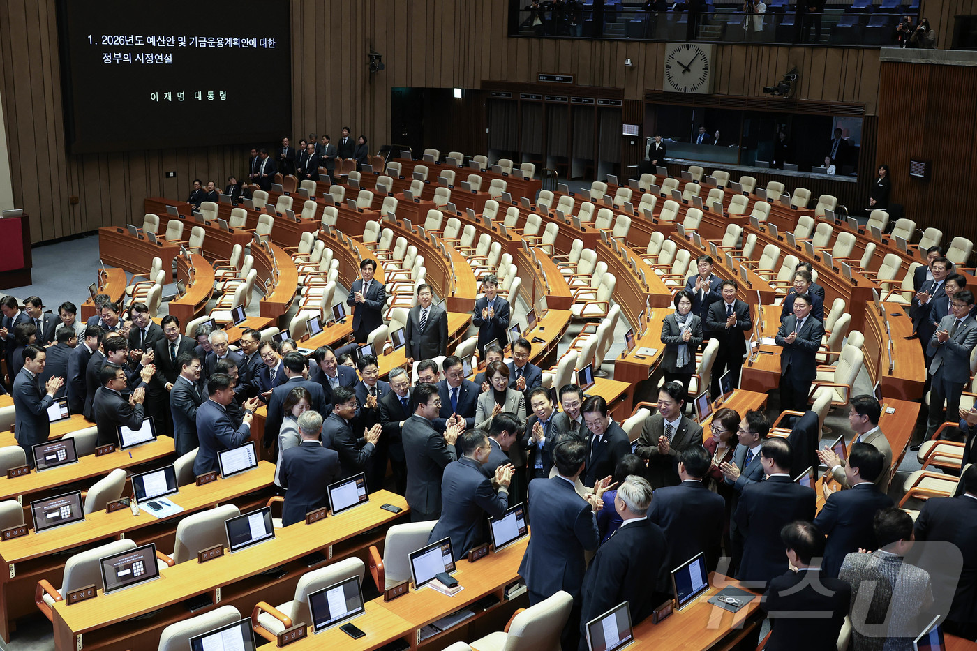 (서울=뉴스1) 국회사진기자단 = 이재명 대통령이 4일 오전 국회 본회의장에서 내년도 예산안 관련 시정연설을 하기 위해 본회의장으로 들어오고 있다. 2025.11.4/뉴스1