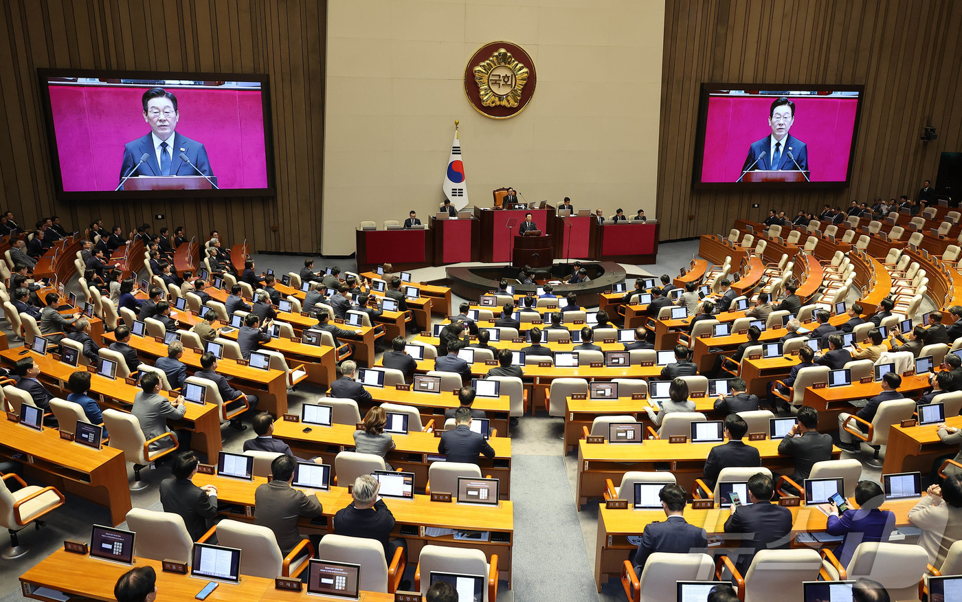 (서울=뉴스1) 국회사진기자단 = 이재명 대통령이 4일 서울 여의도 국회 본회의장에서 2026년도 예산안 및 기금운용계획안에 대한 시정연설을 하고 있다. 2025.11.4/뉴스1