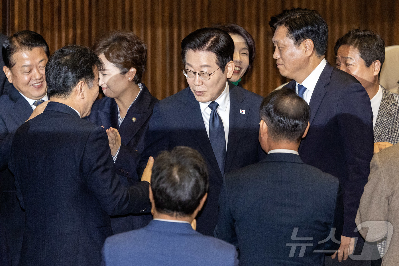 (서울=뉴스1) 국회사진기자단 = 이재명 대통령이 4일 서울 여의도 국회의사당에서 내년도 정부 예산안에 대한 시정연설을 하기 위해 본회의장으로 입장하며 더불어민주당 의원들과 악수하 …