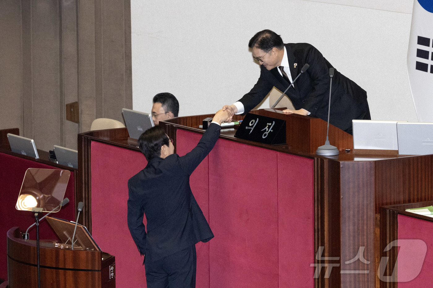 (서울=뉴스1) 국회사진기자단 = 이재명 대통령이 4일 서울 여의도 국회의사당 본회의장에서 내년도 정부 예산안에 대한 시정연설을 마친 후 우원식 국회의장과 악수하고 있다.