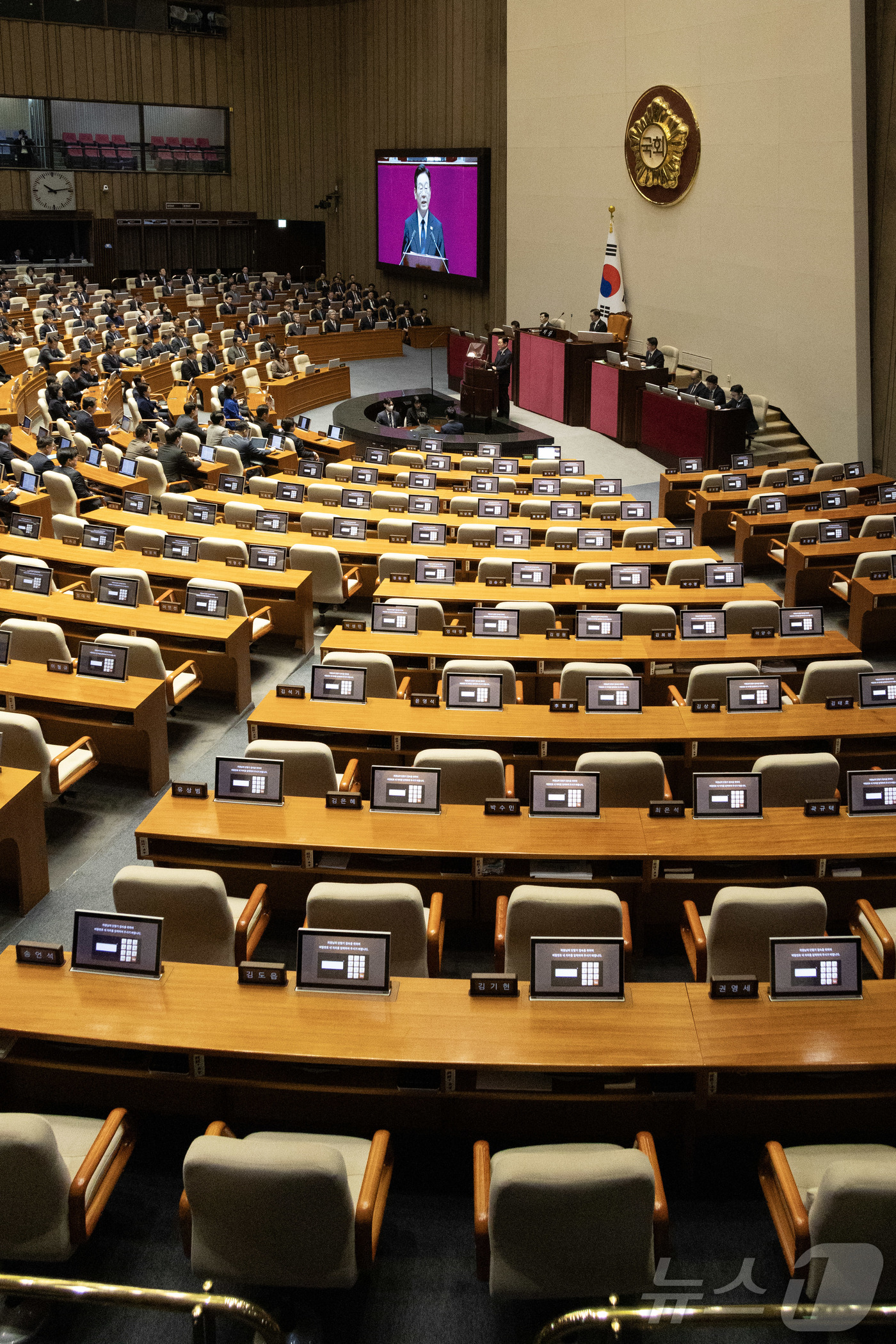 (서울=뉴스1) 국회사진기자단 = 이재명 대통령이 4일 오전 국회 본회의장에서 열린 제11차 본회의에서 내년도 예산안 관련 시정연설을 하고 있다. 2025.11.4/뉴스1