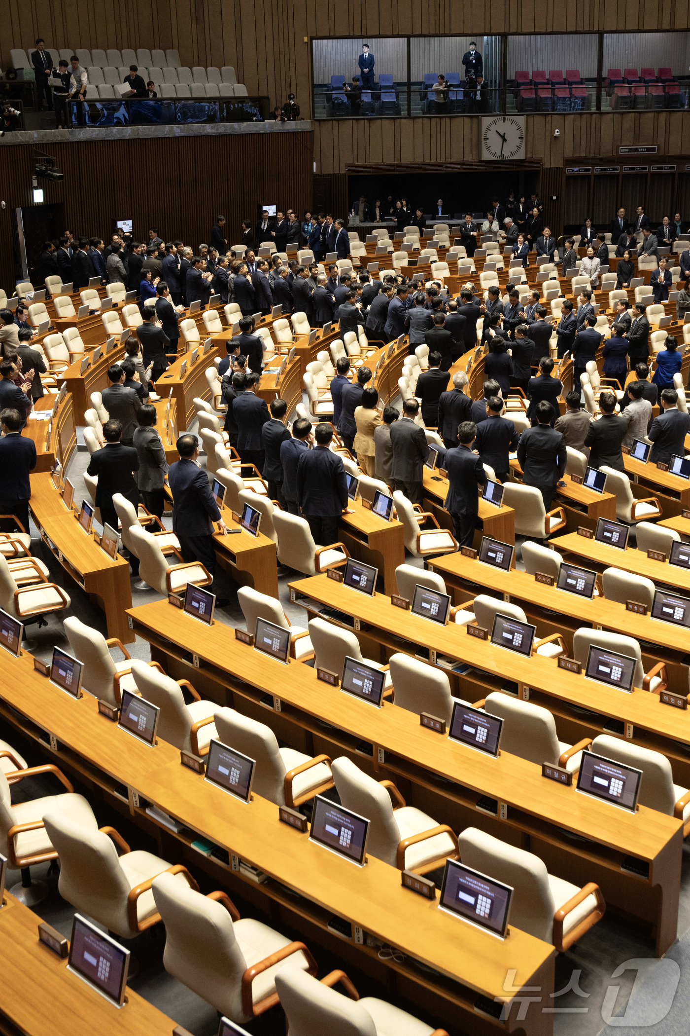 (서울=뉴스1) 국회사진기자단 = 이재명 대통령이 4일 서울 여의도 국회의사당에서 내년도 정부 예산안에 대한 시정연설을 마친 후 본회의장에서 퇴장하며 더불어민주당 의원들과 악수하고 …