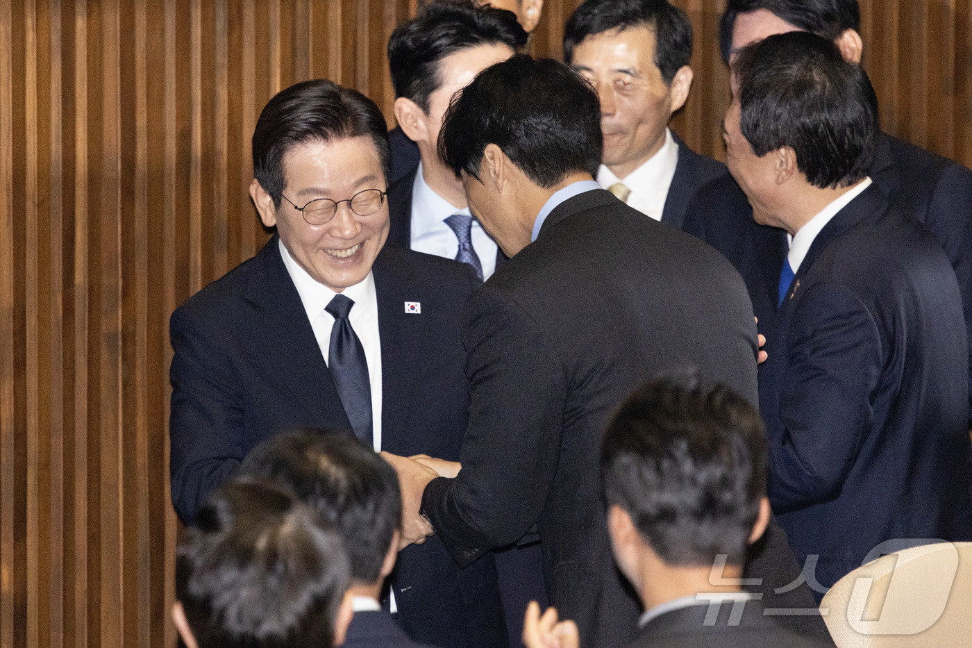 (서울=뉴스1) 국회사진기자단 = 이재명 대통령이 4일 서울 여의도 국회의사당에서 내년도 정부 예산안에 대한 시정연설을 마친 후 본회의장에서 퇴장하며 더불어민주당 의원들과 악수하고 …