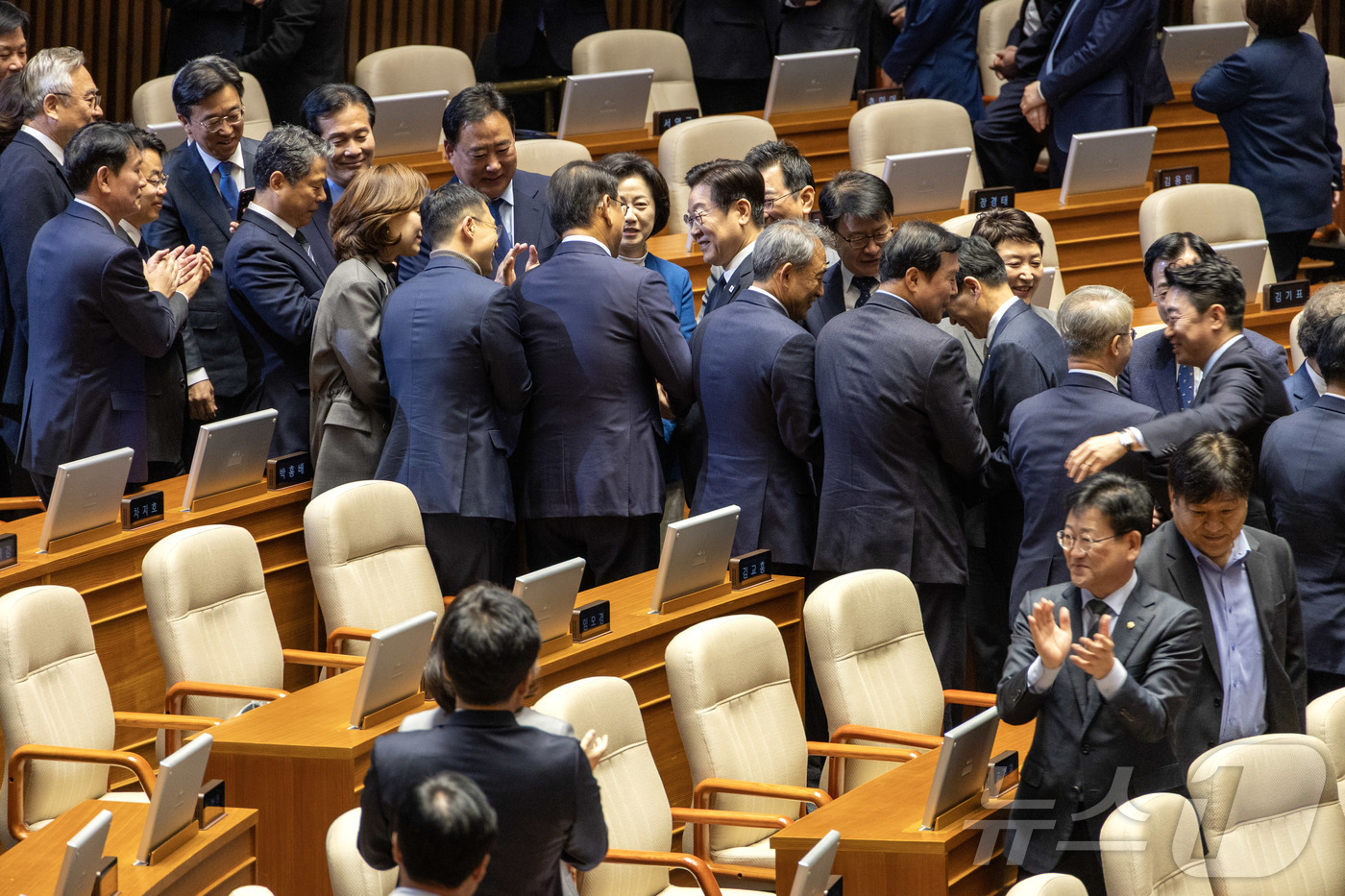 (서울=뉴스1) 국회사진기자단 = 이재명 대통령이 4일 서울 여의도 국회의사당에서 내년도 정부 예산안에 대한 시정연설을 마친 후 본회의장에서 퇴장하며 더불어민주당 의원들과 악수하고 …