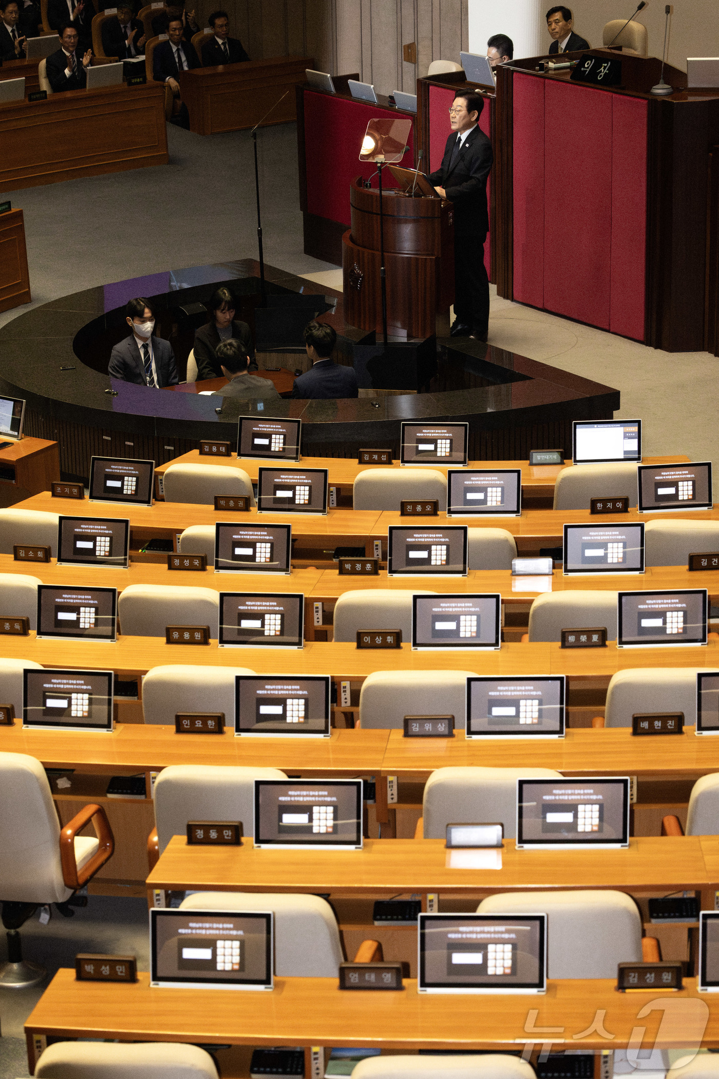 (서울=뉴스1) 국회사진기자단 = 국민의힘 의원들이 시정연설에 불참한 가운데 이재명 대통령이 4일 서울 여의도 국회의사당 본회의장에서 내년도 정부 예산안에 대한 시정연설을 하고 있 …