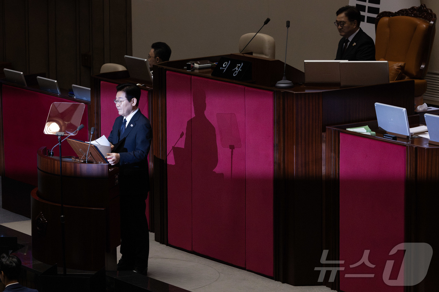 (서울=뉴스1) 국회사진기자단 = 이재명 대통령이 4일 서울 여의도 국회의사당 본회의장에서 내년도 정부 예산안에 대한 시정연설을 하고 있다. 2025.11.4/뉴스1
