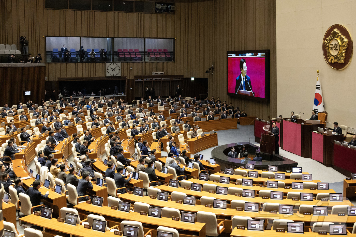 (서울=뉴스1) 국회사진기자단 = 이재명 대통령이 4일 서울 여의도 국회의사당 본회의장에서 내년도 정부 예산안에 대한 시정연설을 하는 가운데 국민의힘 의원들의 자리가 비어 있다.